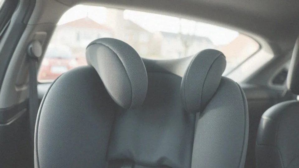 Dlaczego regulowany zagłówek jest ważny w foteliku samochodowym?