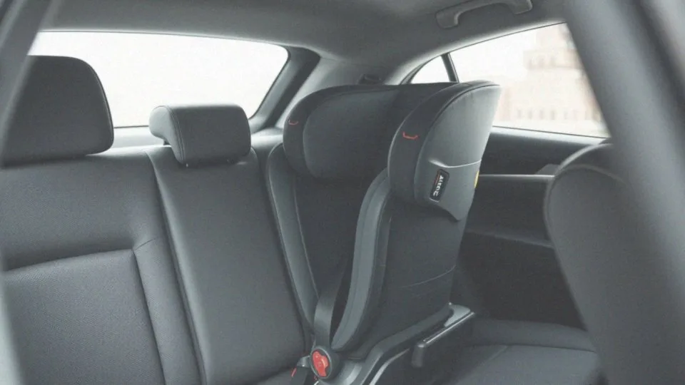 Montaż fotelika samochodowego 15-36 kg – poradnik krok po kroku